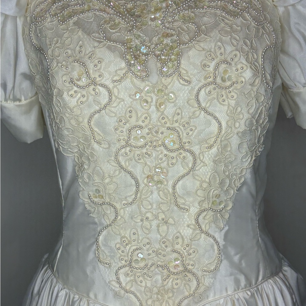 White Satin Look Wedding Dress with Romantic Lace Details. Vintage. Size 8 - Picture 14 of 16